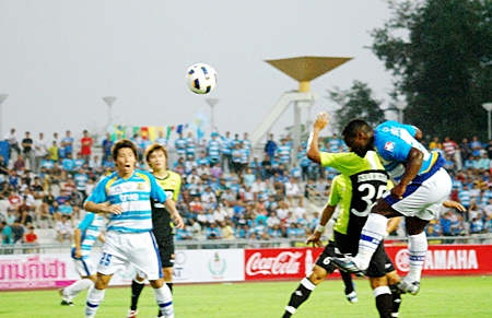 Ludovick Takam scores to put Pattaya United 1-0 up against Bangkok Glass at the Physical Education Football Stadium in Chonburi, Saturday, Feb. 12. (Photo/Ariyawat Nuamsawat)